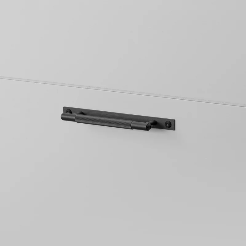 Linear handtag i svart aluminium med bakplatta och linjerat mönster • Buster + Punch