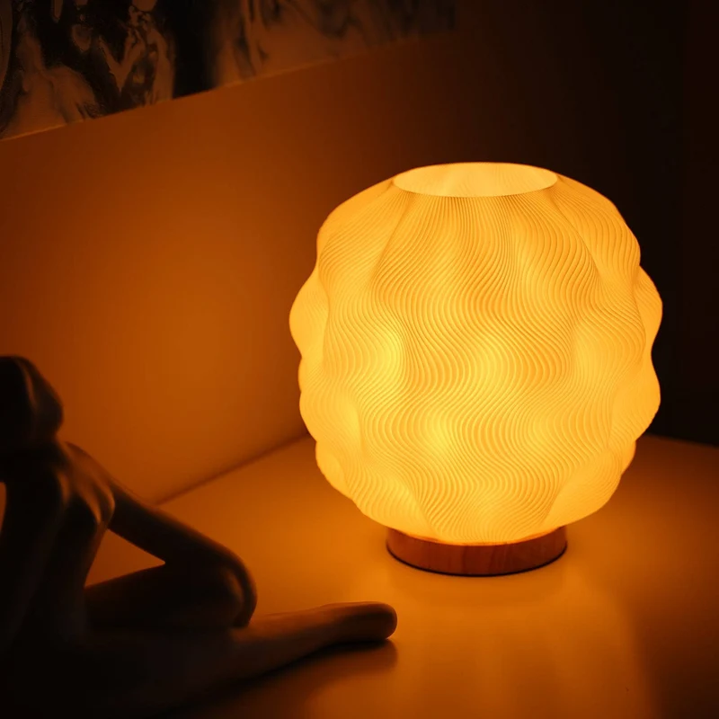 Lyra - Dæmpbar bordlampe med skulpturelt design