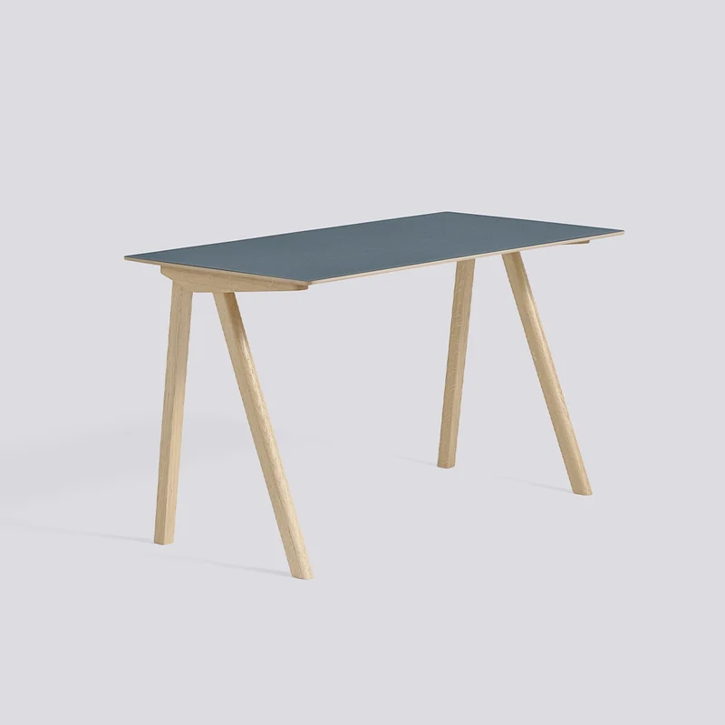 CPH 90 L130 × B65 × H74 cm Skrivbord Smokey blue – linoleum, massiv ek med vattenbaserad lack