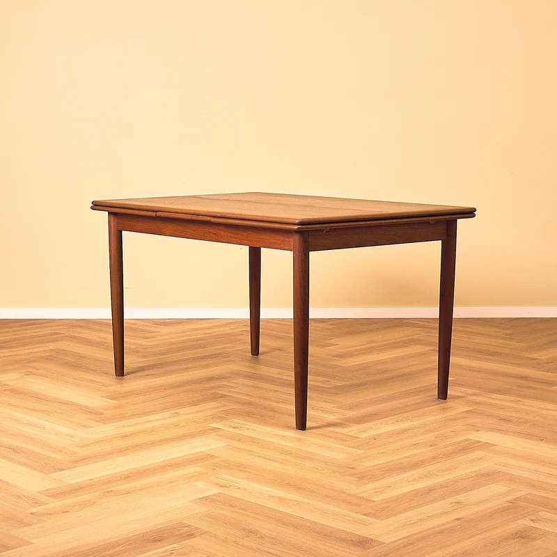 Danskt matbord i teak och valnöt