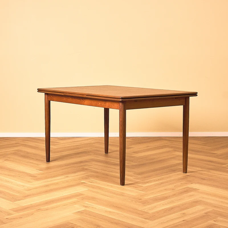 Danskt matbord i teak och valnöt