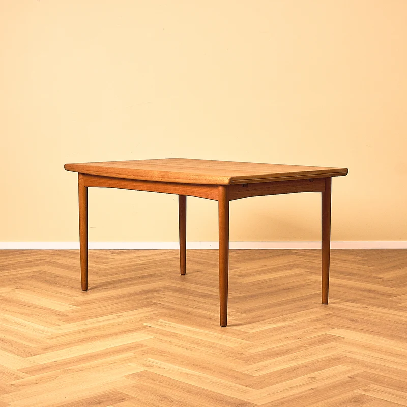 Danskt matbord i teak av Skovby