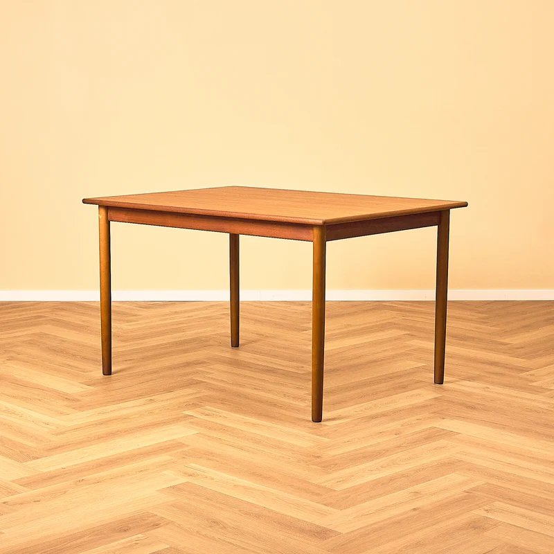 Svenskt matbord i teak och bok