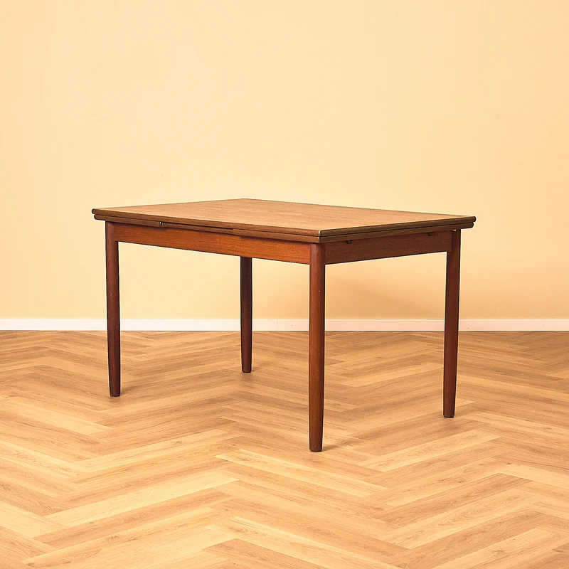 Danish dining table in teak