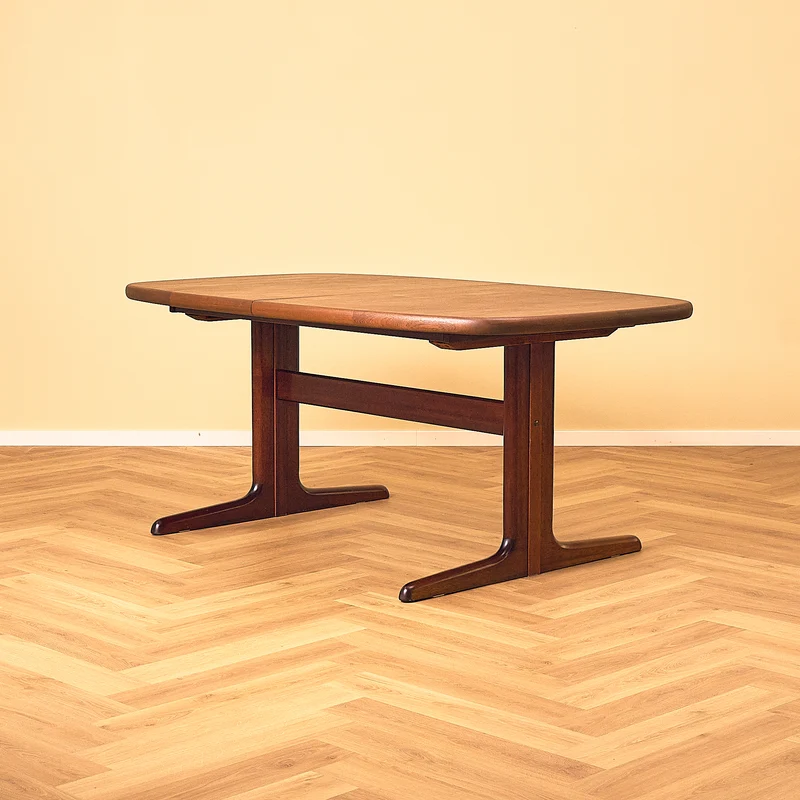 Danish dining table in mahogany by Skovby