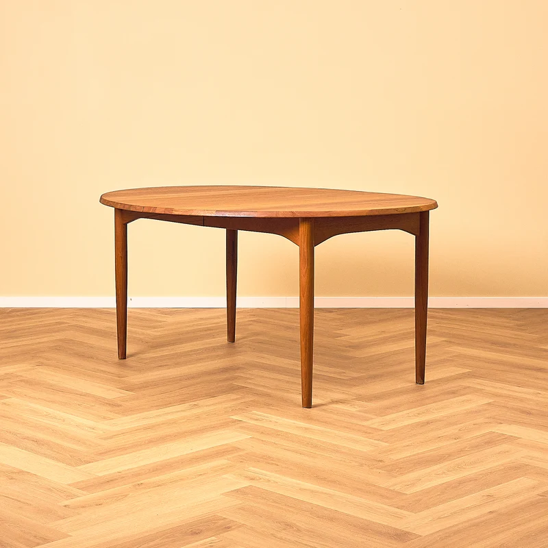 Danish oval dining table in solid teak