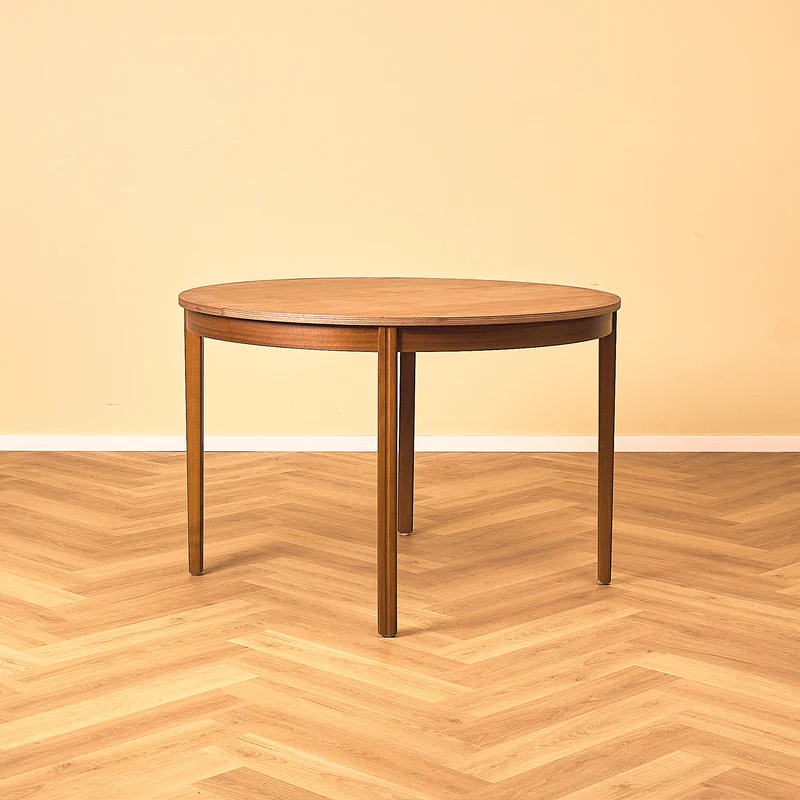 Svenskt runt matbord i teak och bok
