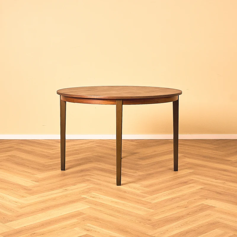 Svenskt runt matbord i teak
