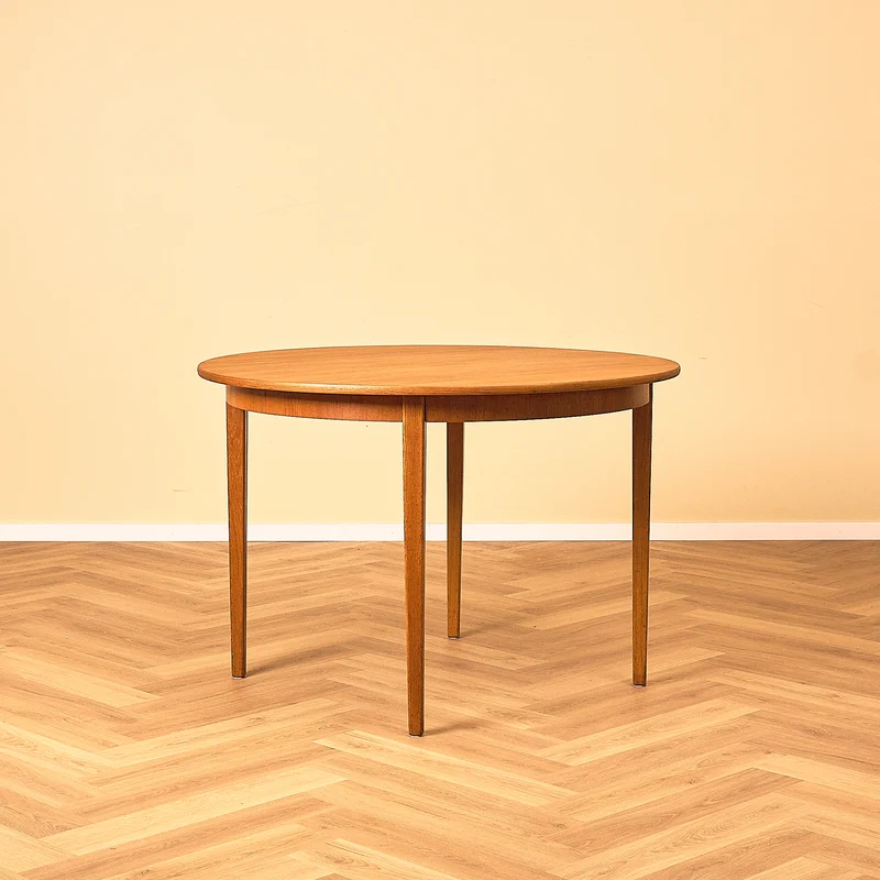 Svenskt runt matbord i teak