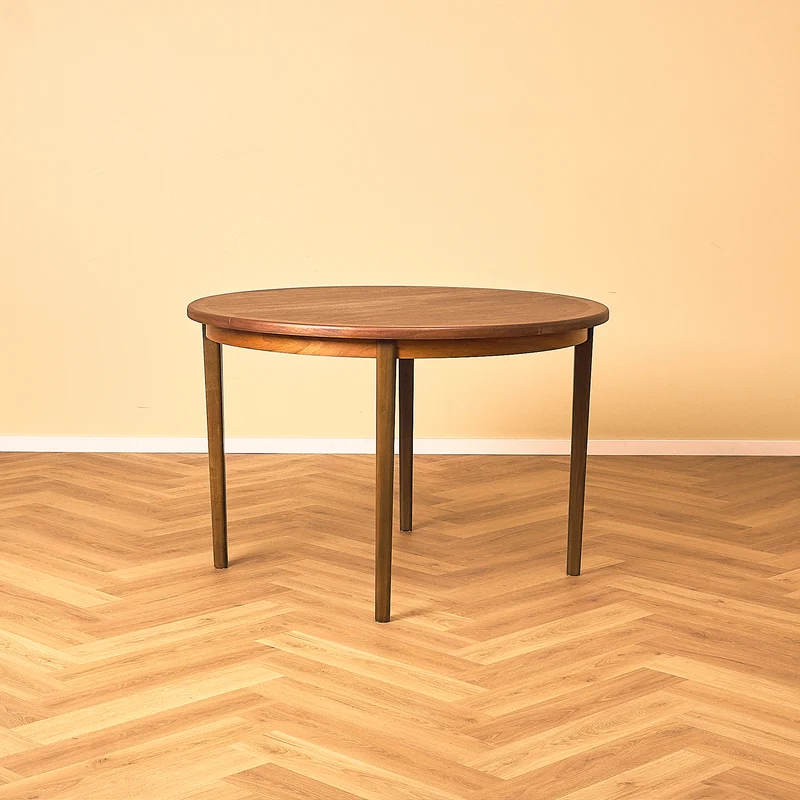 Svenskt runt matbord i teak av Ulferts