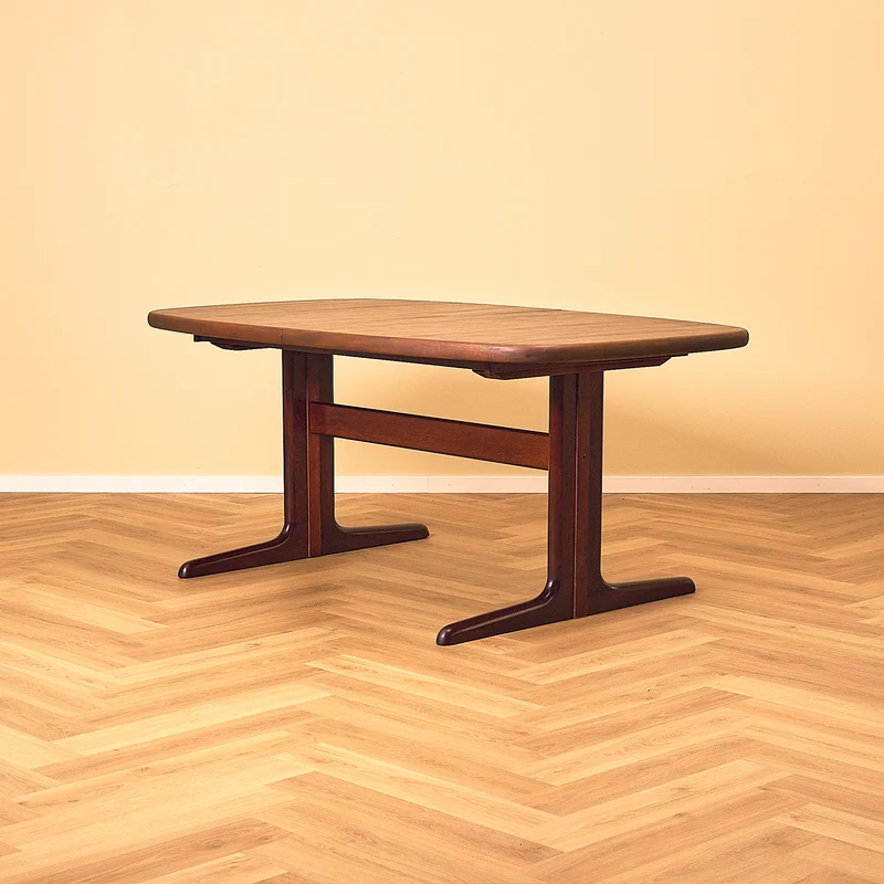 Danish dining table in mahogany by Skovby